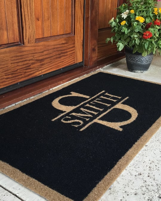 Tapete personalizado de Design Your Mat en la puerta de una residencia.